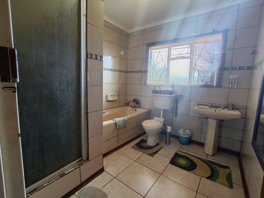 4 Bedroom Property for Sale in Lakeview Free State